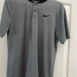Men’s Nike collarless polo size small